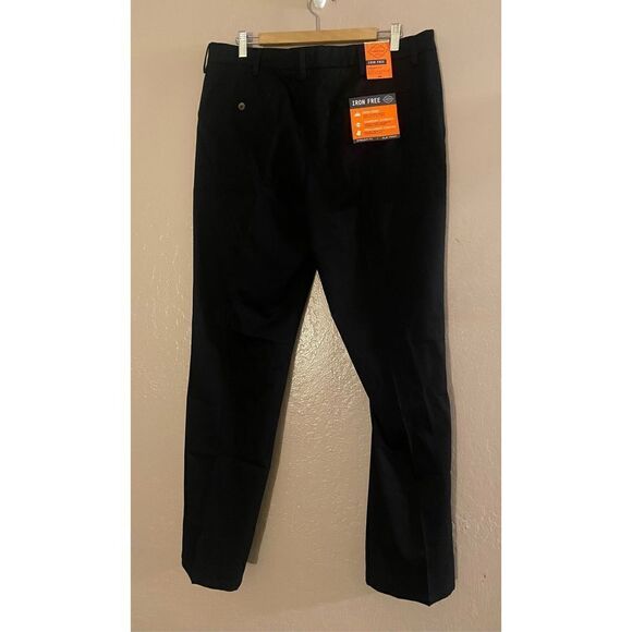 St. Johns Bay Men’s Classic Fit Easy Care Black Pleated Front Dress Pants Sz 38 - Picture 2 of 5